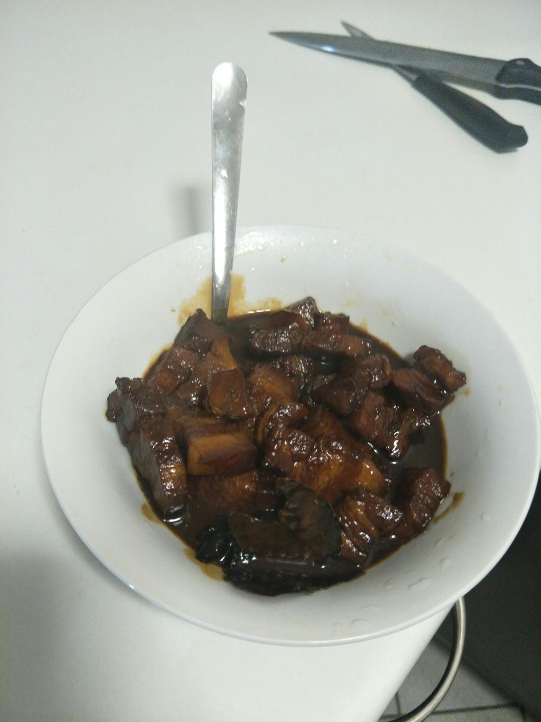 吃着碗里望着锅里的红烧肉