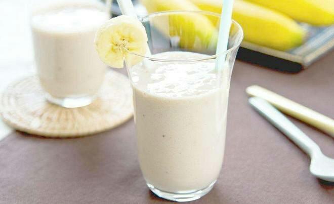 开始榨汁.小贴士注意盐不要放太多!上传你做的香蕉奶昔