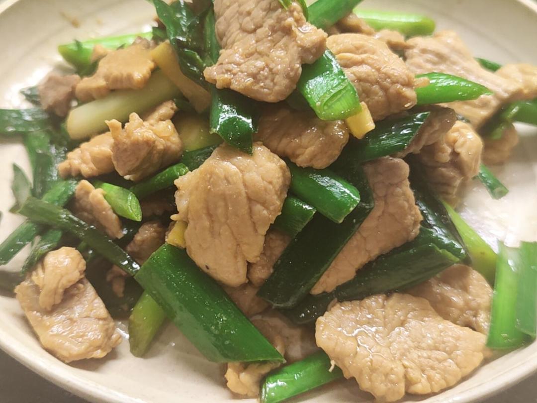 简易版超下饭 蒜苗炒肉（蒜叶炒肉）