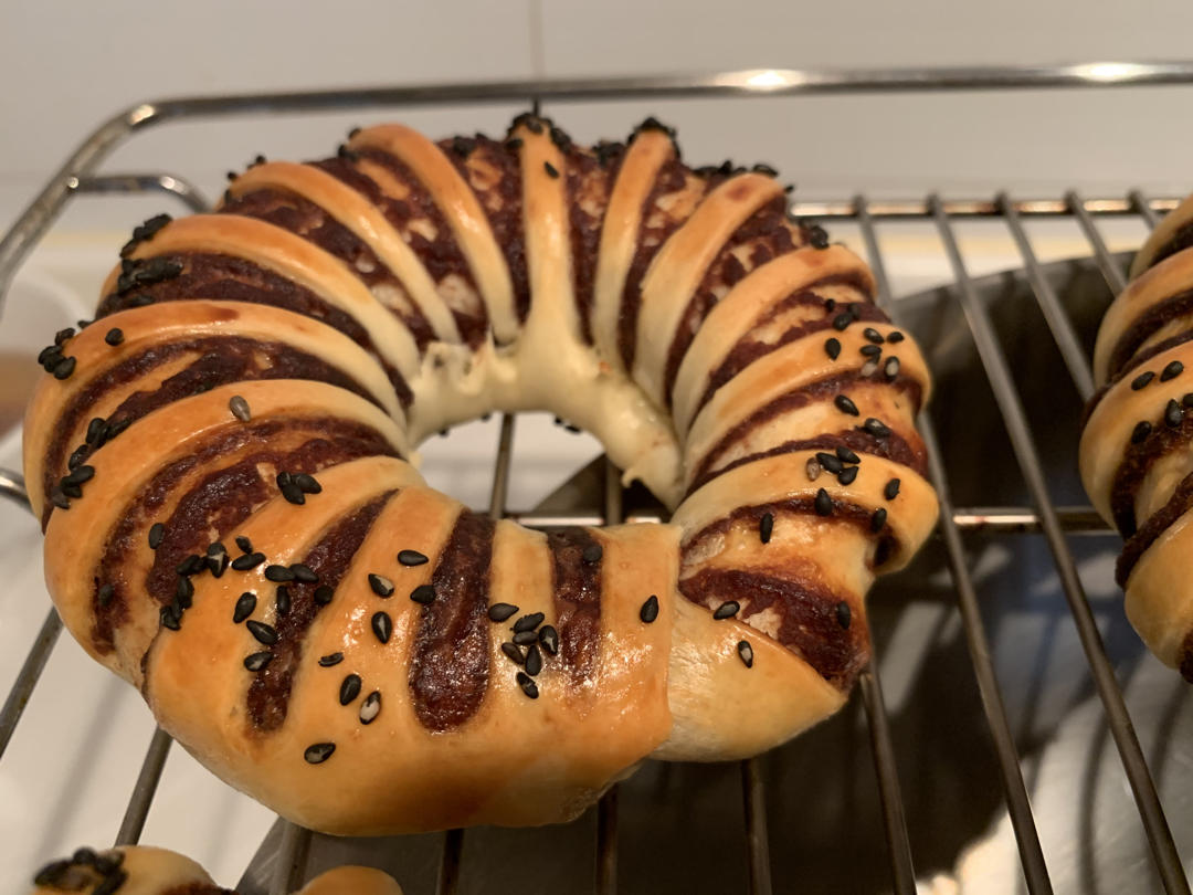 九城番茄花园做的毛毛虫豆沙面包卷