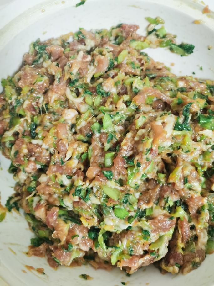 青菜肉做的馄饨馅