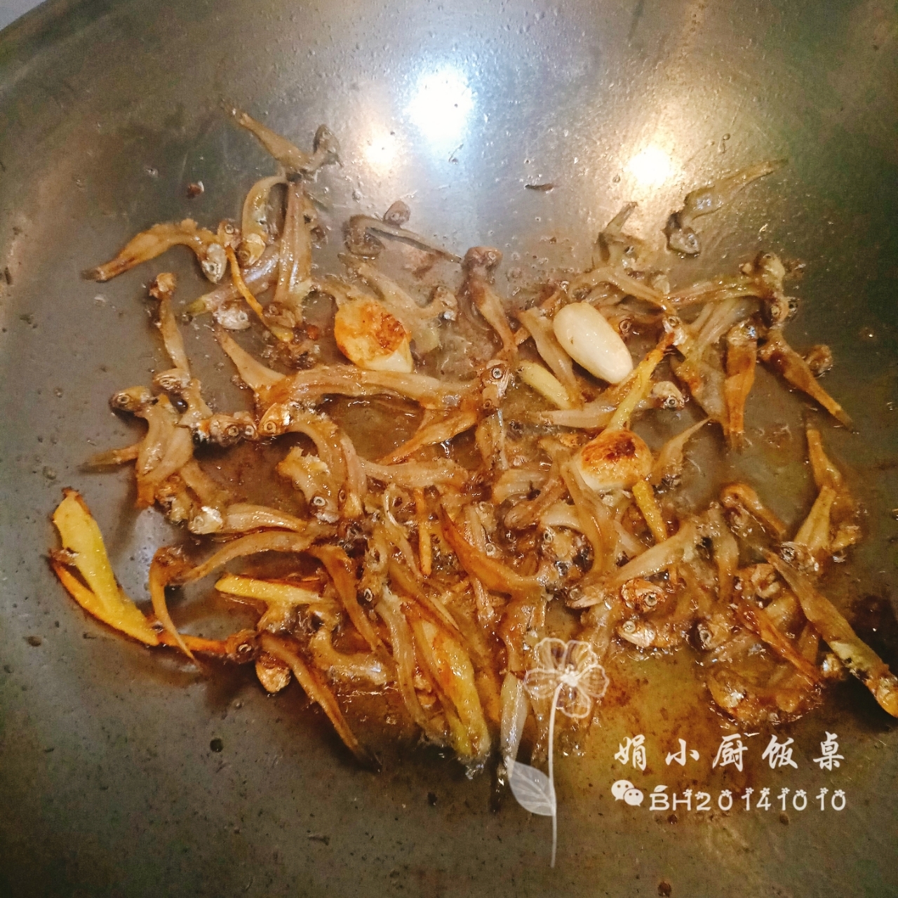 小鱼干炒蒜苔(天然小鱼干，无辣版，下饭菜，老少皆宜)的做法 步骤2