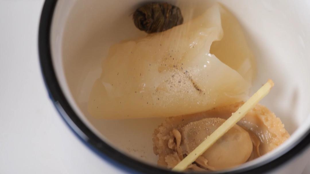 2022曼食年夜饭 | 鲍鱼花胶石斛汤的做法 步骤3