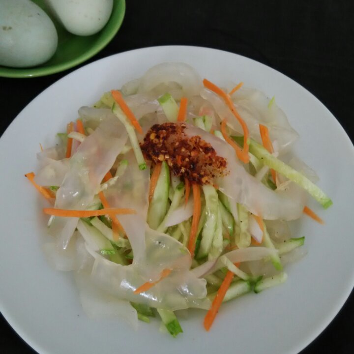 小妮gedn爱厨房做的凉皮拌黄瓜