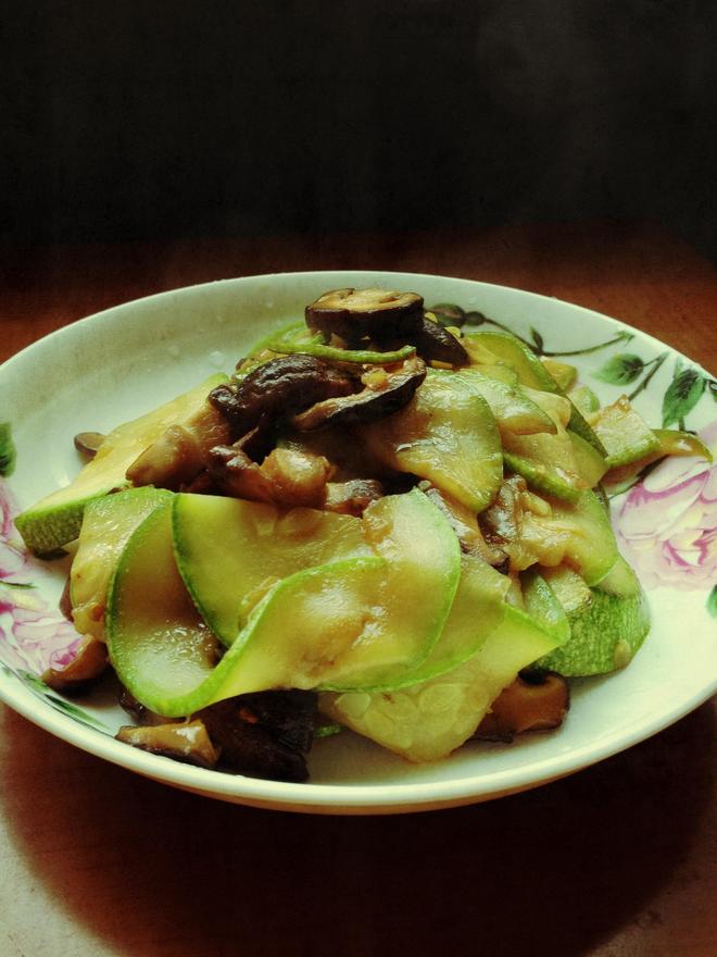 素菜来点肉味道-香菇西葫芦的做法