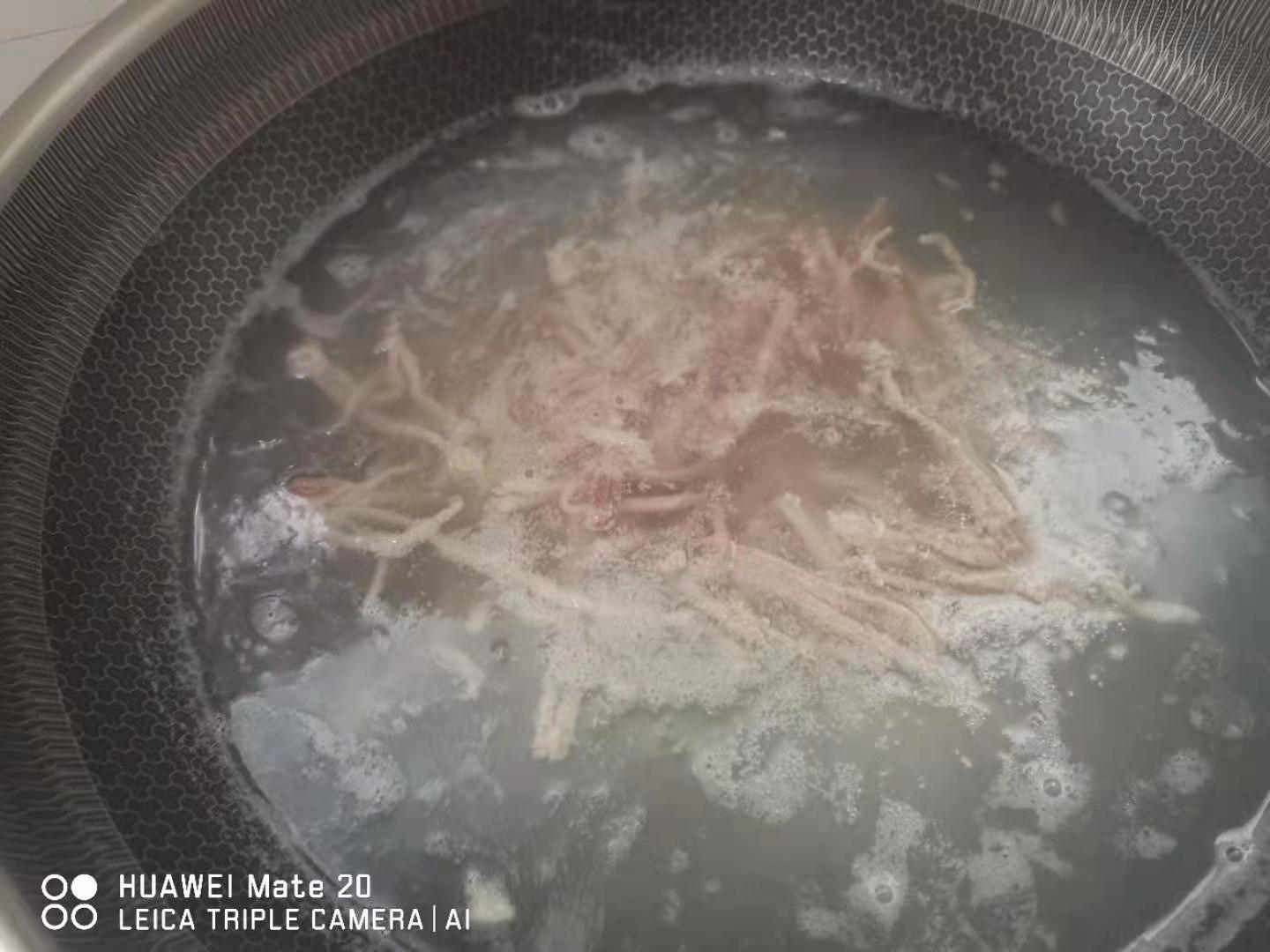 凉拌蒜苔肉丝的做法 步骤3