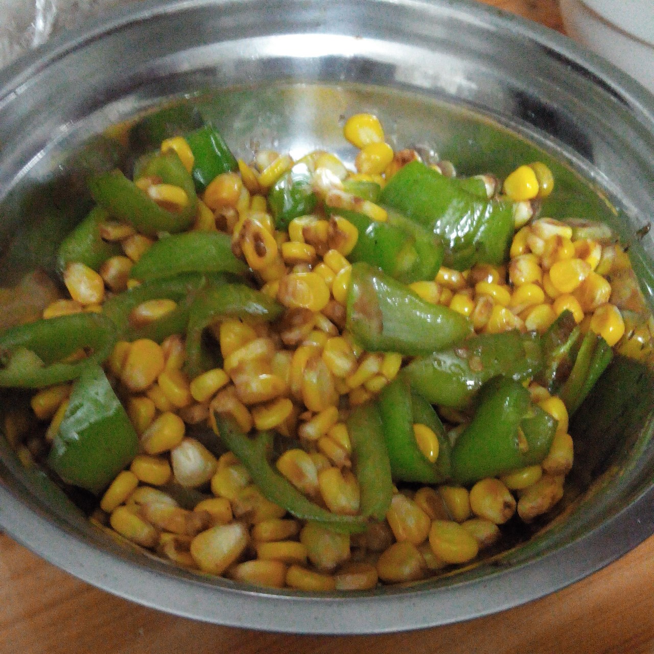 吃着碗里望着锅里的红烧肉