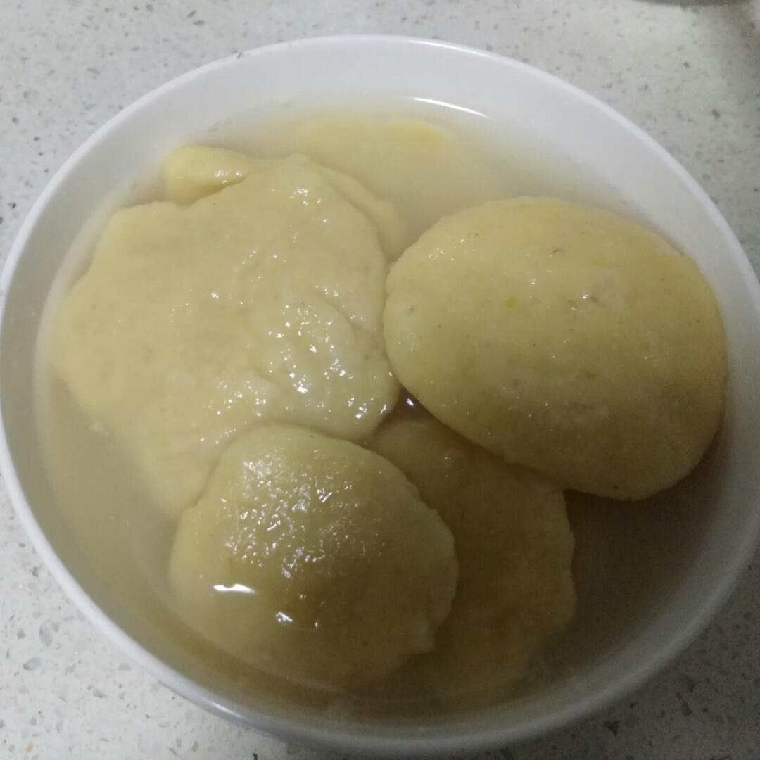 玉米面和白面2:1混合,加热水,活面软点,捏成疙瘩,煮一会儿就好了.