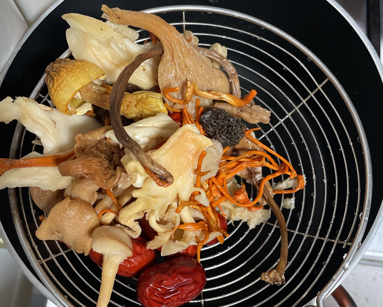 菌菇清炖土鸡汤的做法 步骤3