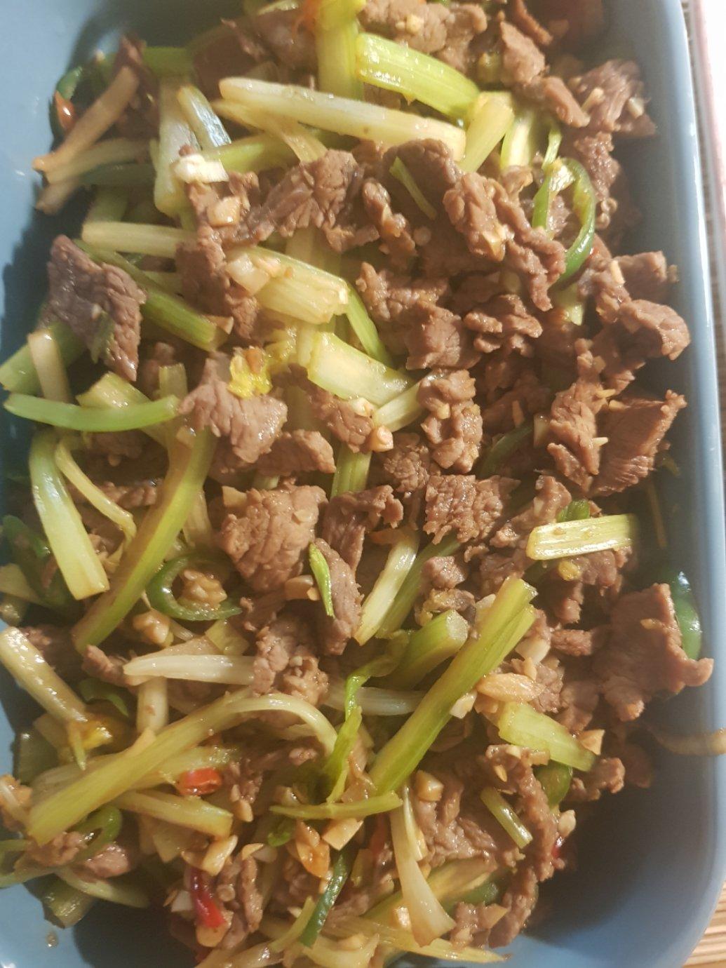 牛肉炒芹菜(不老不柴嫩滑多汁)