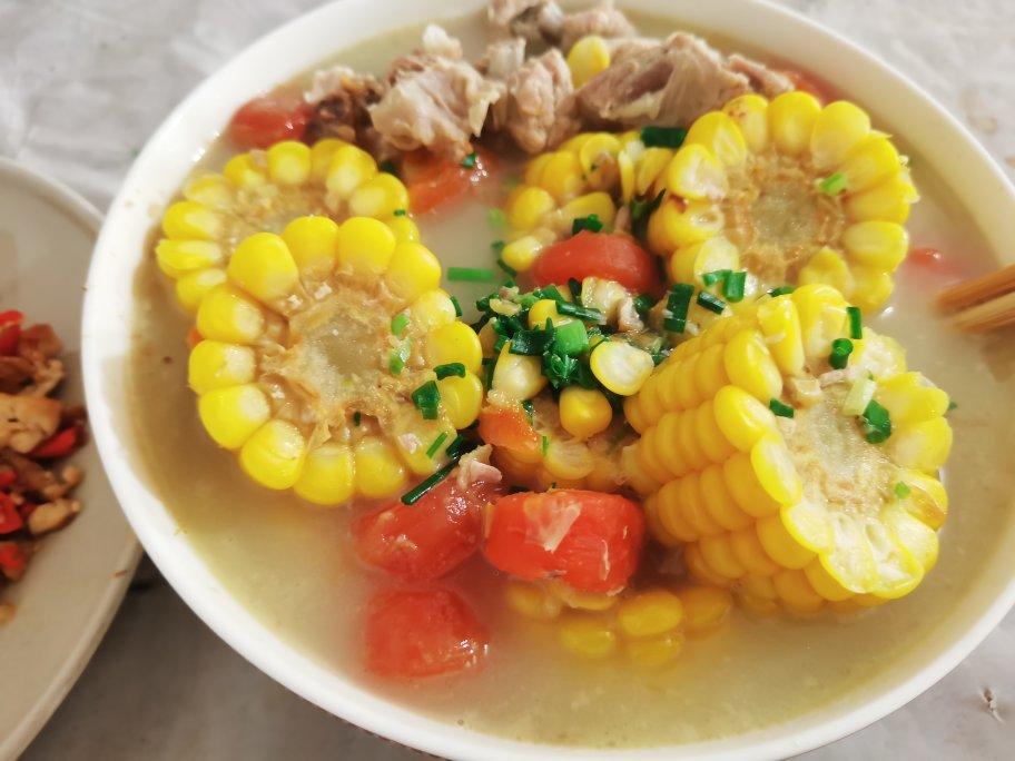 胡萝卜玉米排骨汤