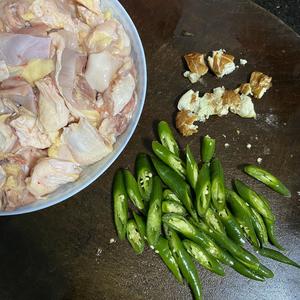 香辣沙姜焖鸡的做法 步骤3