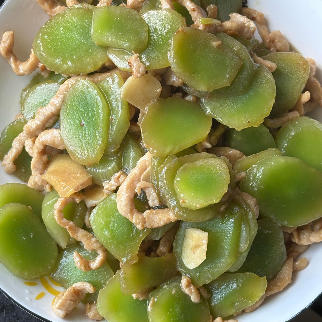 清爽解腻巨下饭的莴笋炒肉丝！