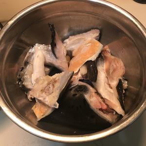 张亮版砂锅鱼头煲的做法 步骤1