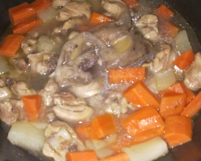 胡萝卜土豆炖鸡汤。的做法