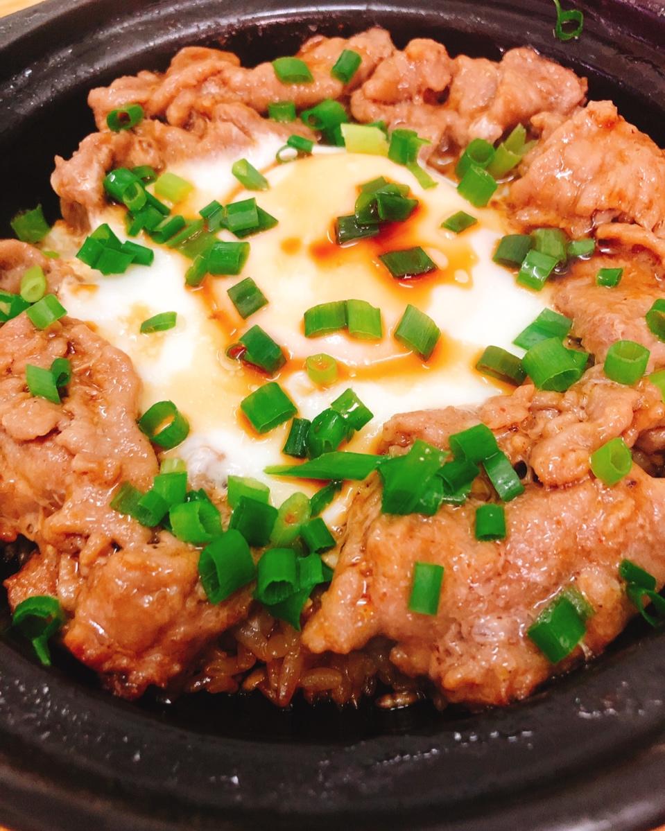 窝蛋牛肉饭