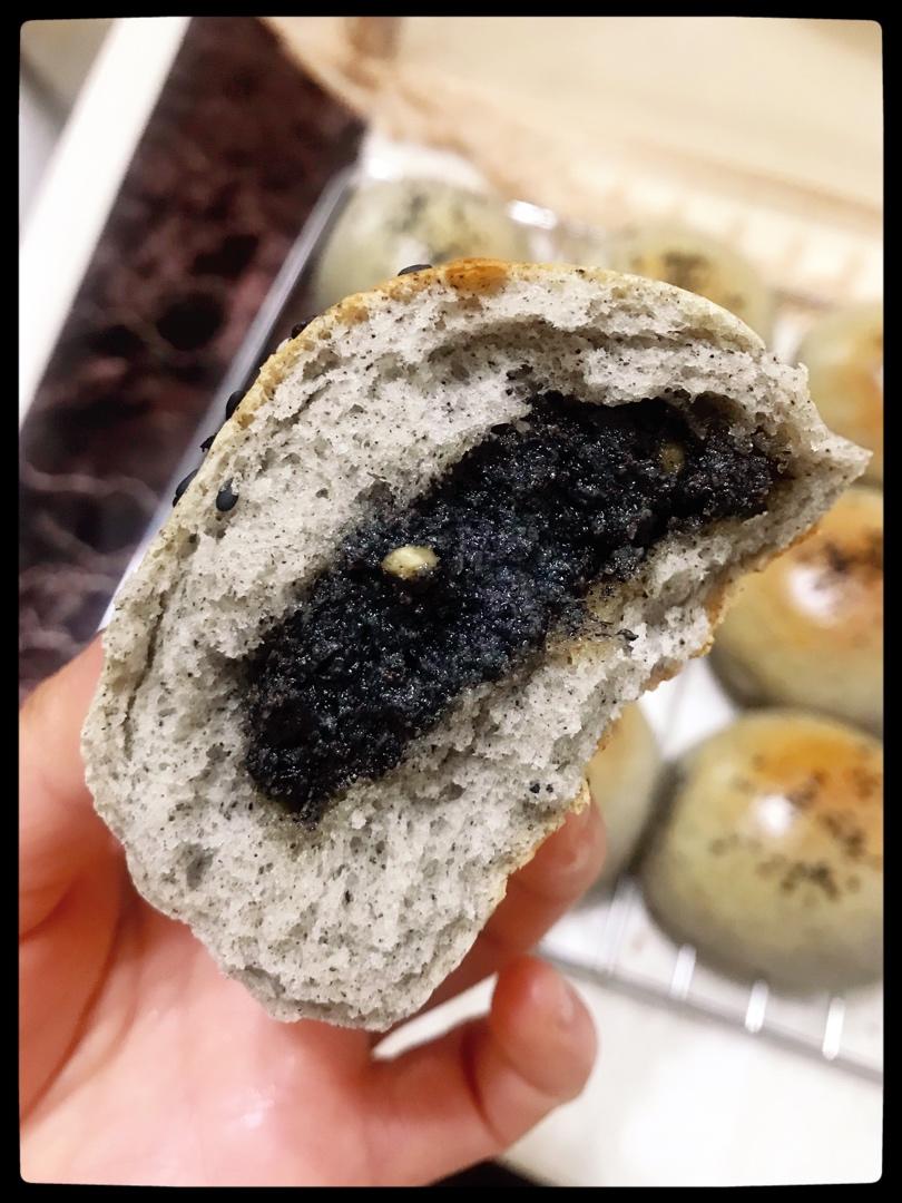 黑芝麻餐包~面包界的黑美人