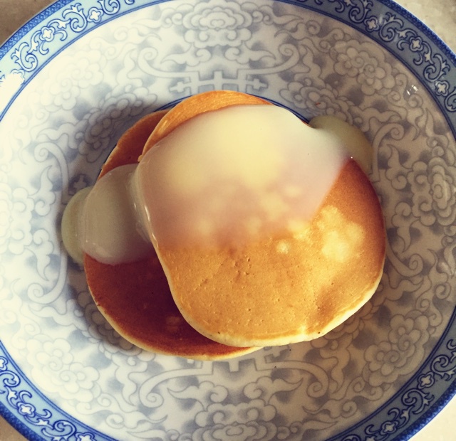 【酸奶松饼yogurt pancake】，搭上黑莓果酱和枫糖的美味。