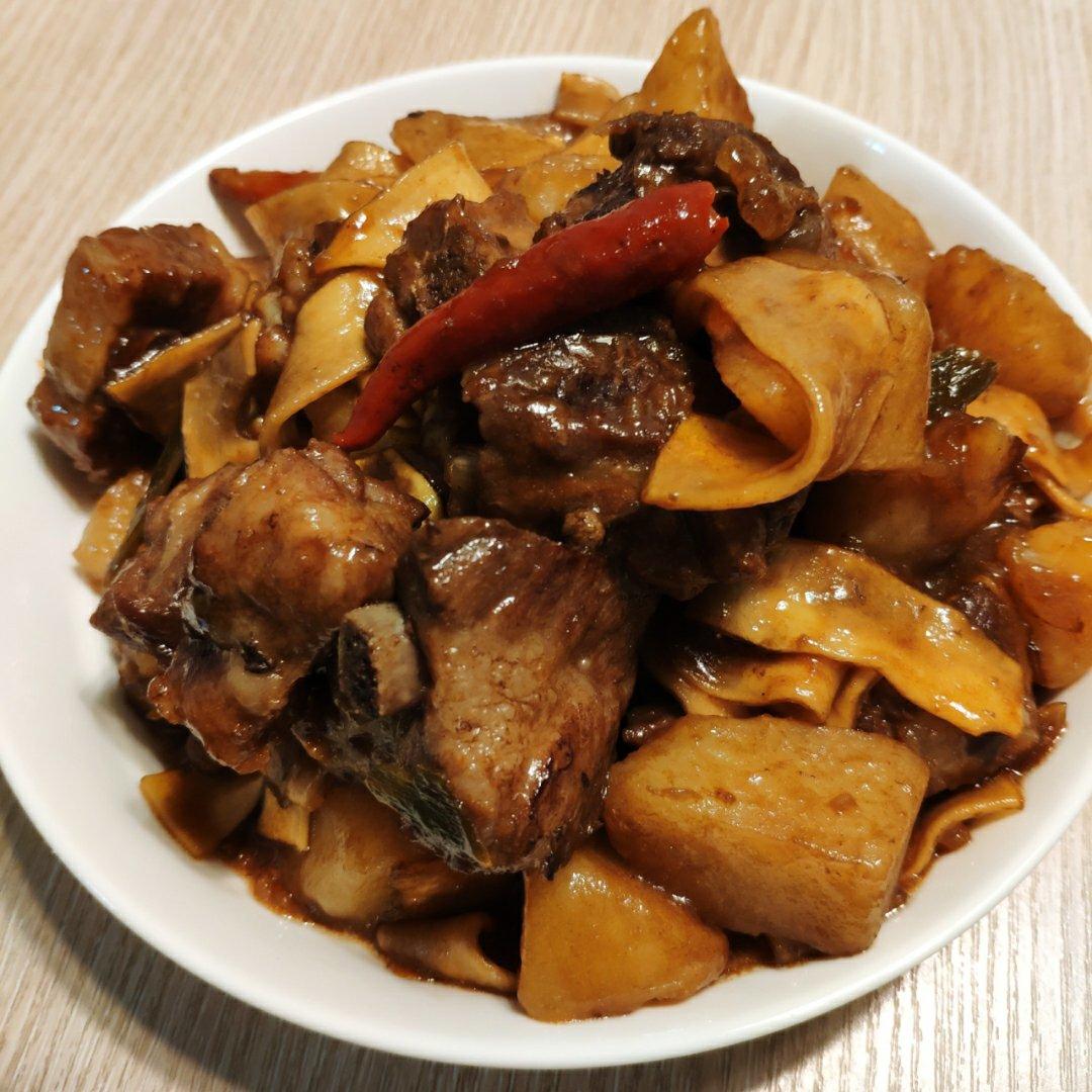 红烧排骨炖豆角土豆