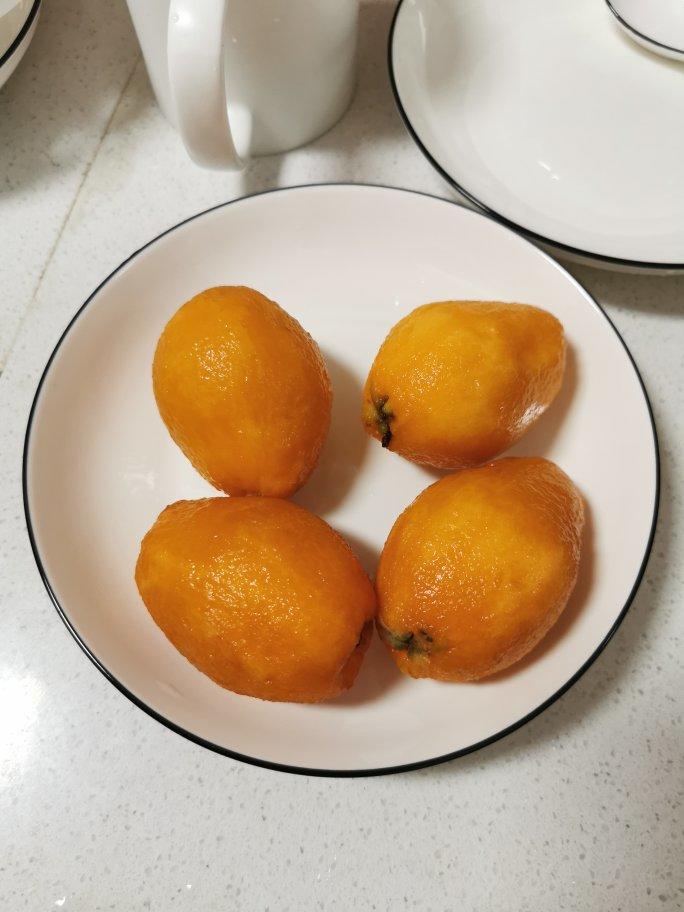 巧剥完整枇杷皮