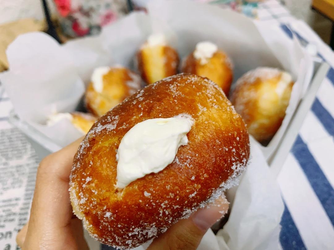 好吃到哭泣的甜甜圈VANILLA CREAM-FILLED DOUGHNUTS