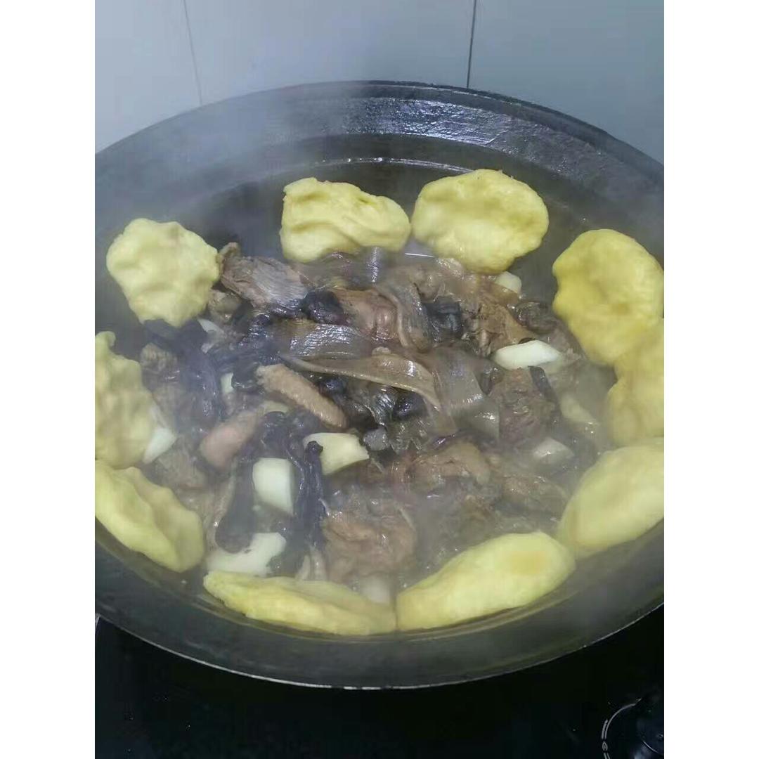 铁锅炖鱼贴饼子