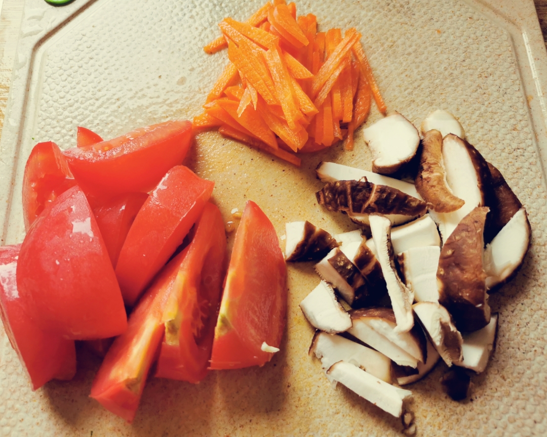 零厨艺小白都能做的白菜香菇番茄面的做法 步骤1