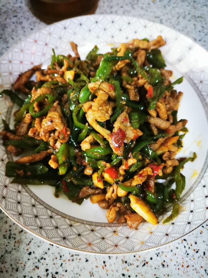 经典的家常菜，青椒炒肉丝，简单的食材也能做出如此美味