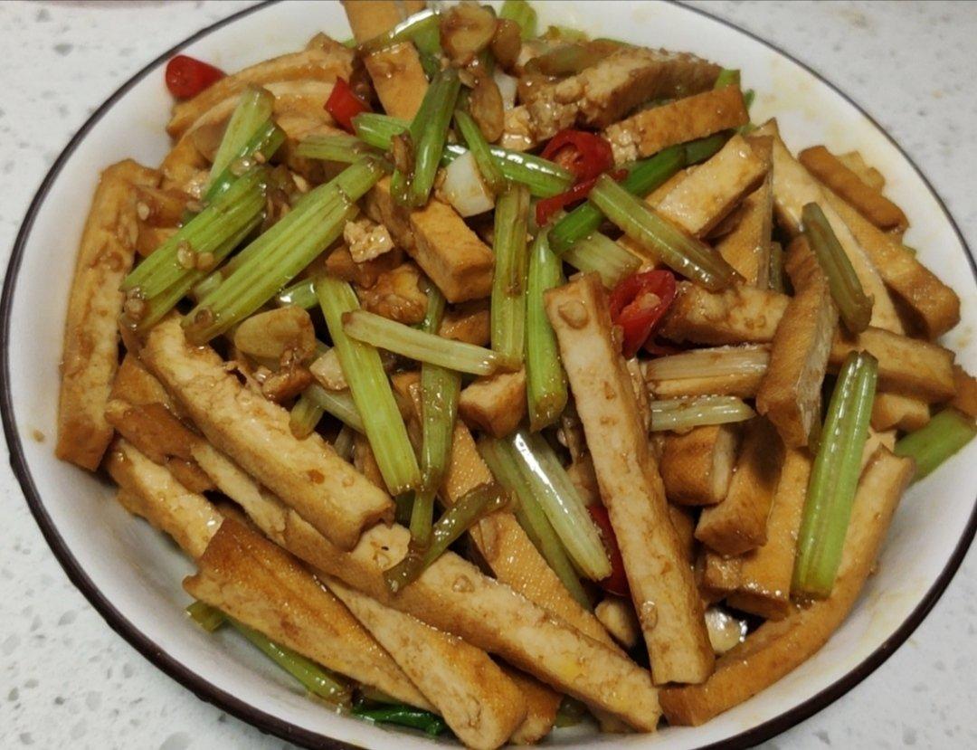 素菜：芹菜炒豆腐干