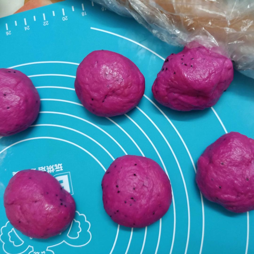 火龙果软欧包，粉嘟嘟～