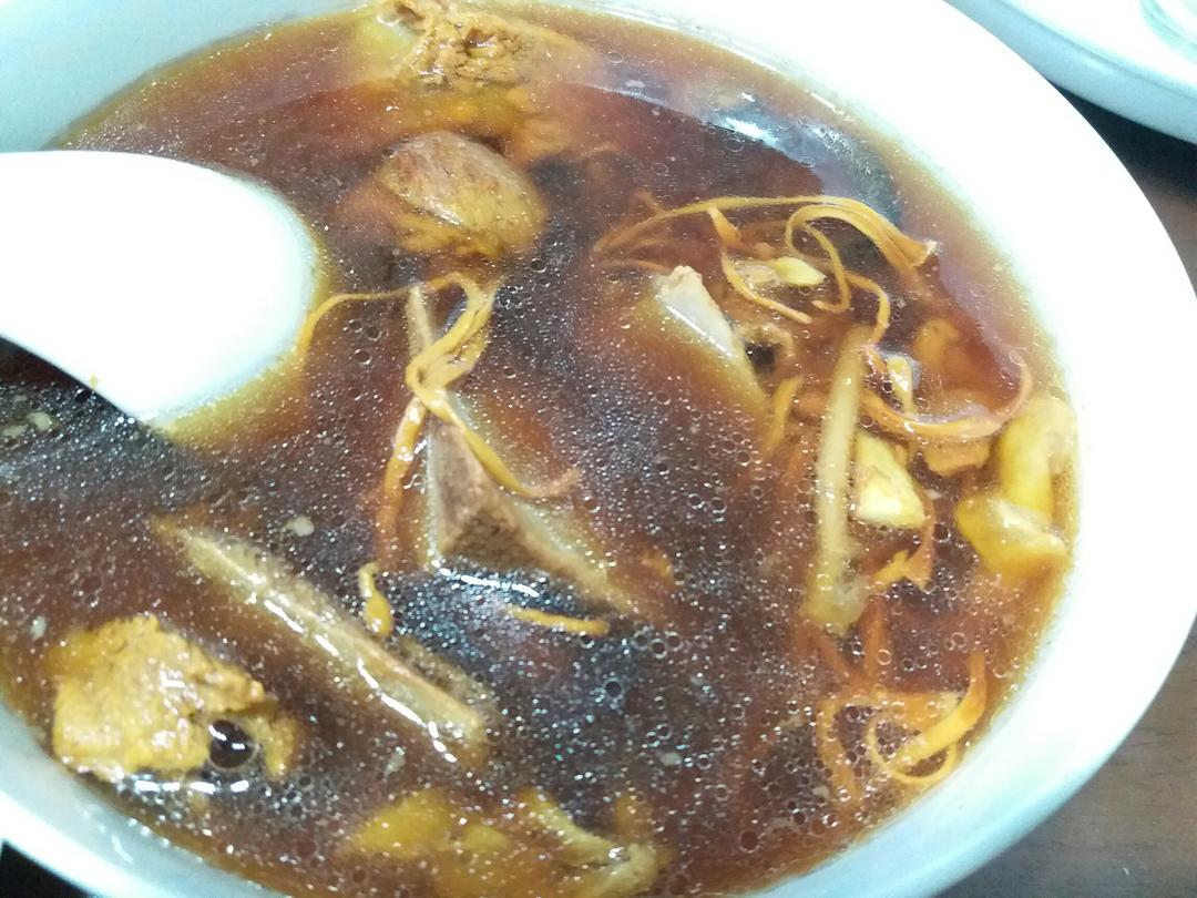 虫草花瘦肉炖花胶汤（平喘养肺）