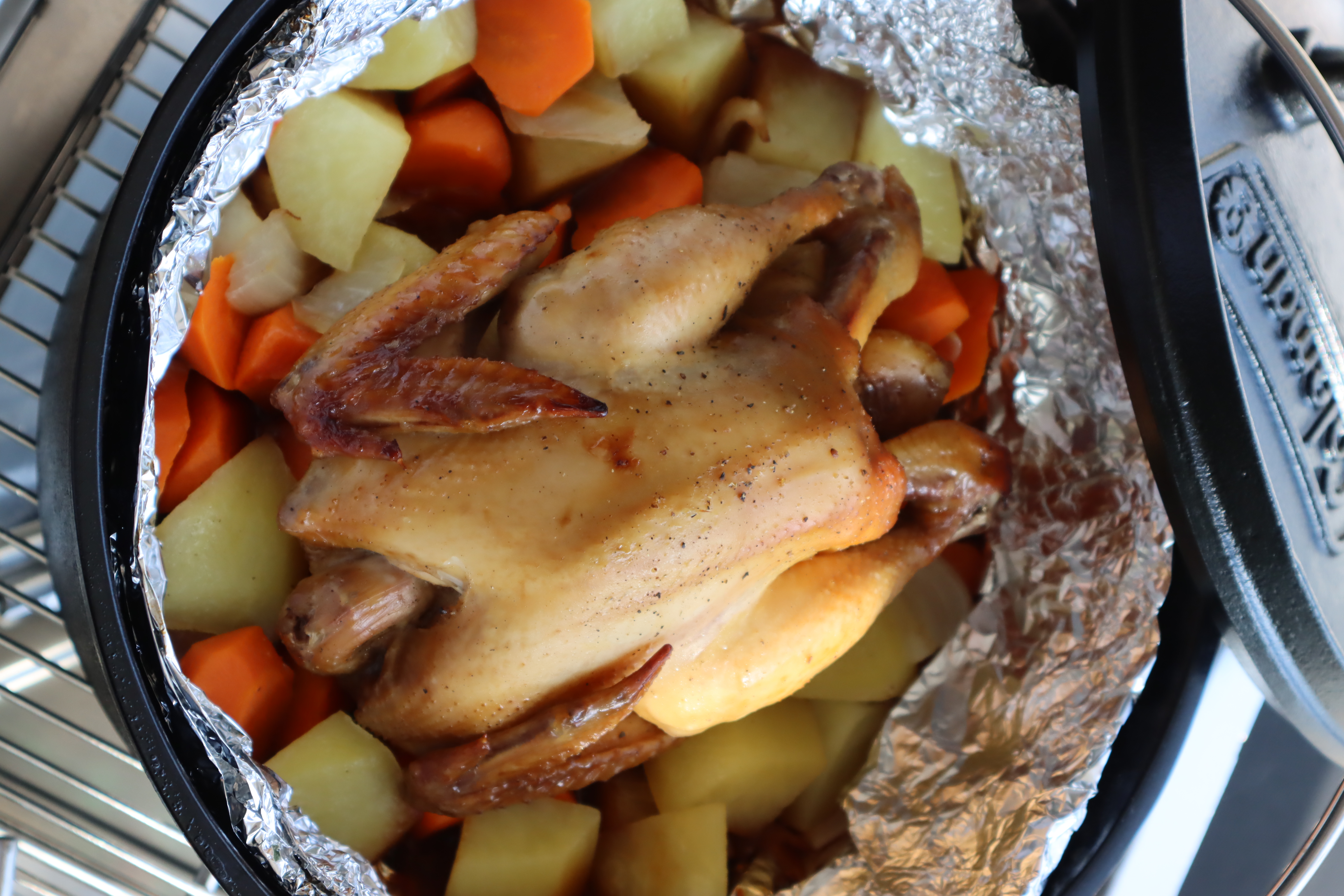 露营大菜--荷兰锅时蔬烤全鸡的做法