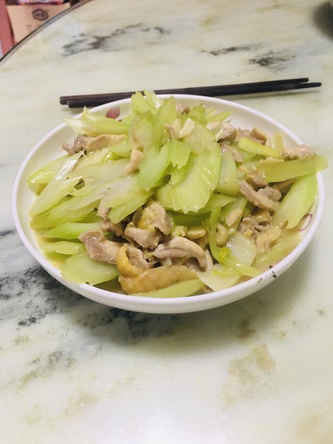 西芹炒肉丝（此用法是鸡肉哟！但是猪肉 牛肉道理一样）的做法