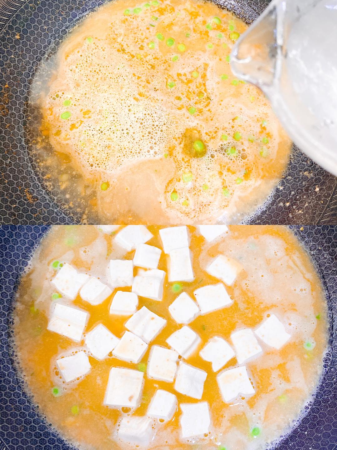 咸蛋黄虾仁烧豆腐的做法 步骤6