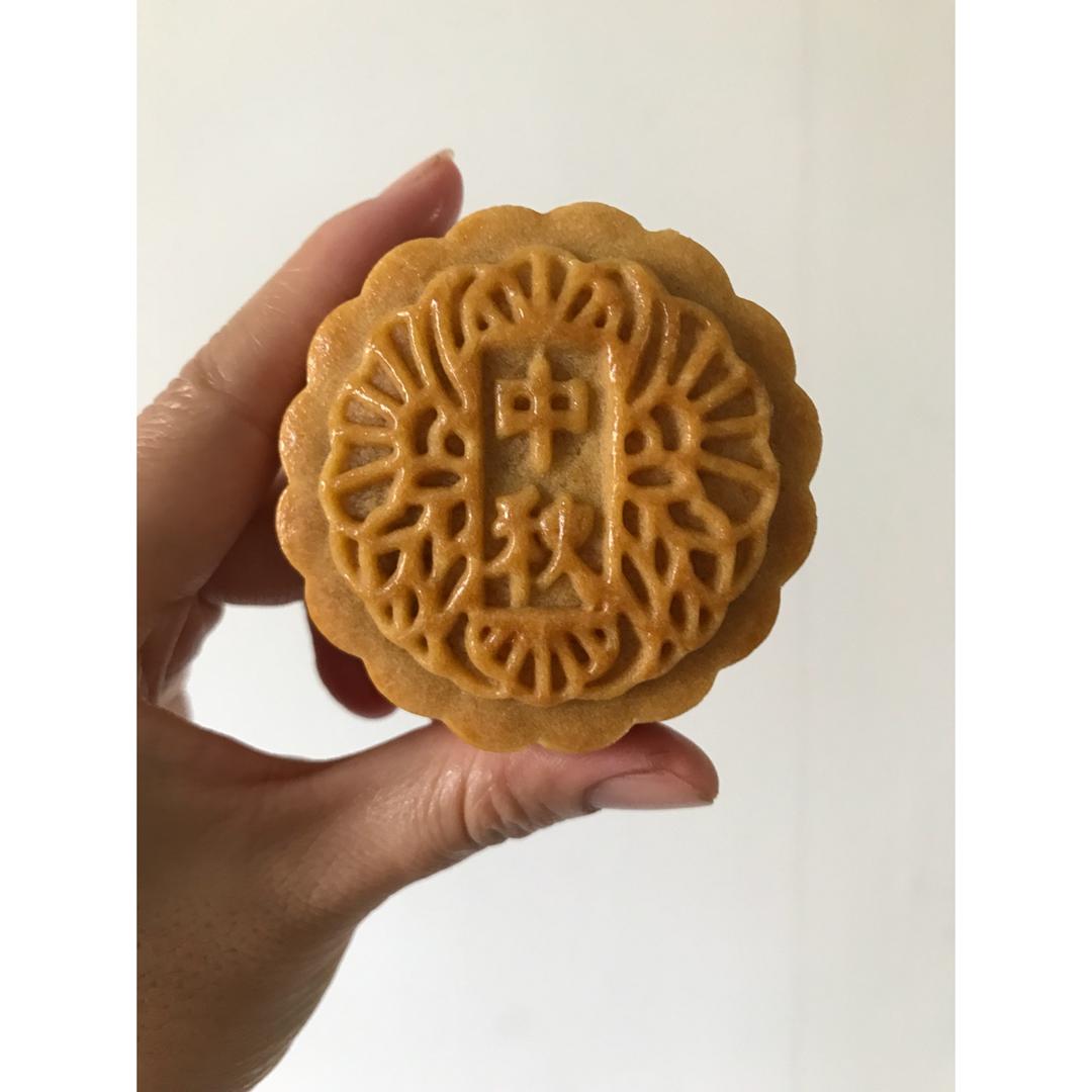 广式月饼－－蛋黄豆沙月饼