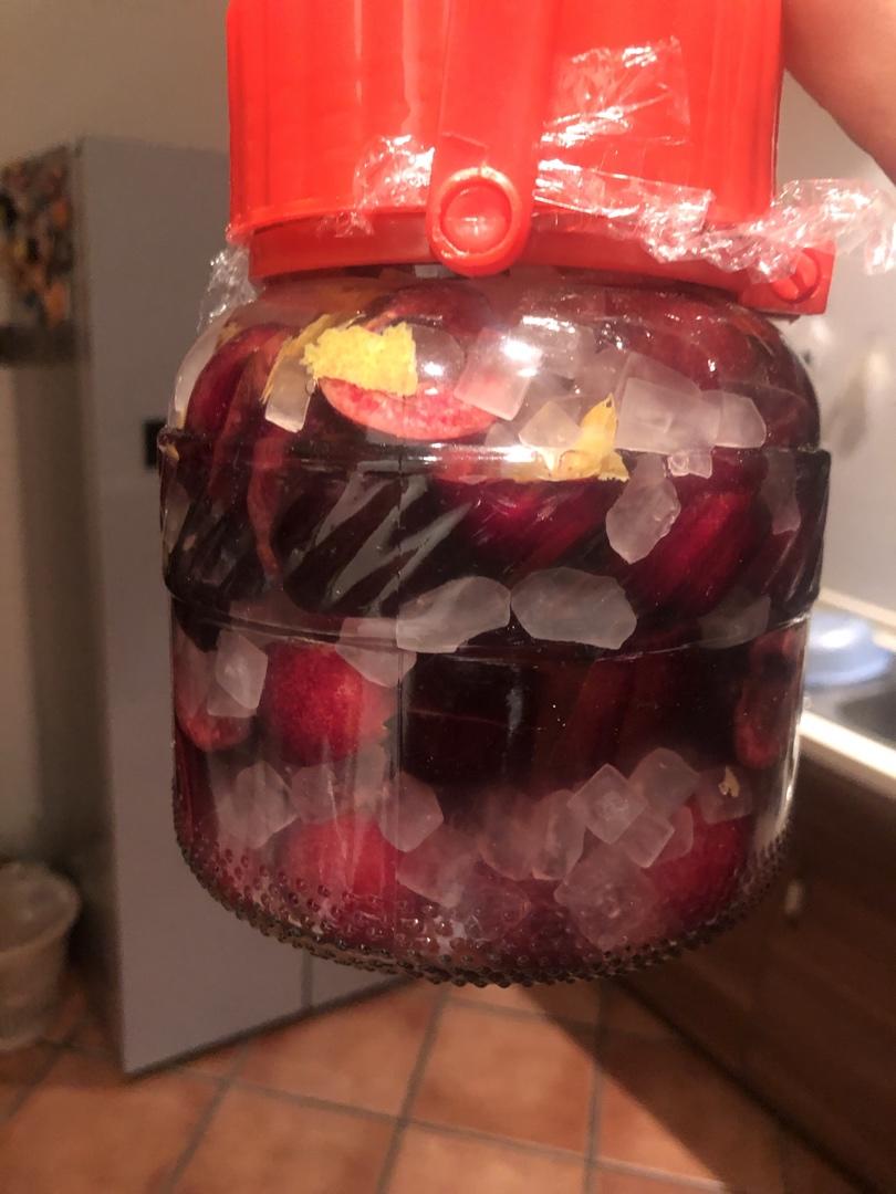 v官方蛋糕和胡椒粉做的琳哥的酒渍车厘子本来想吃果肉结果酒更惊艳