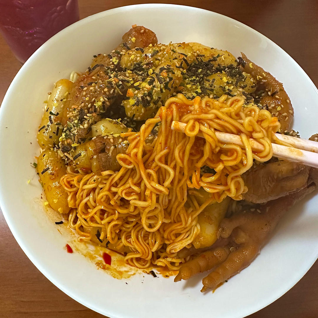 ✅挑战365天晚餐不重样第136天:鸡爪年糕火鸡面‼️的做法