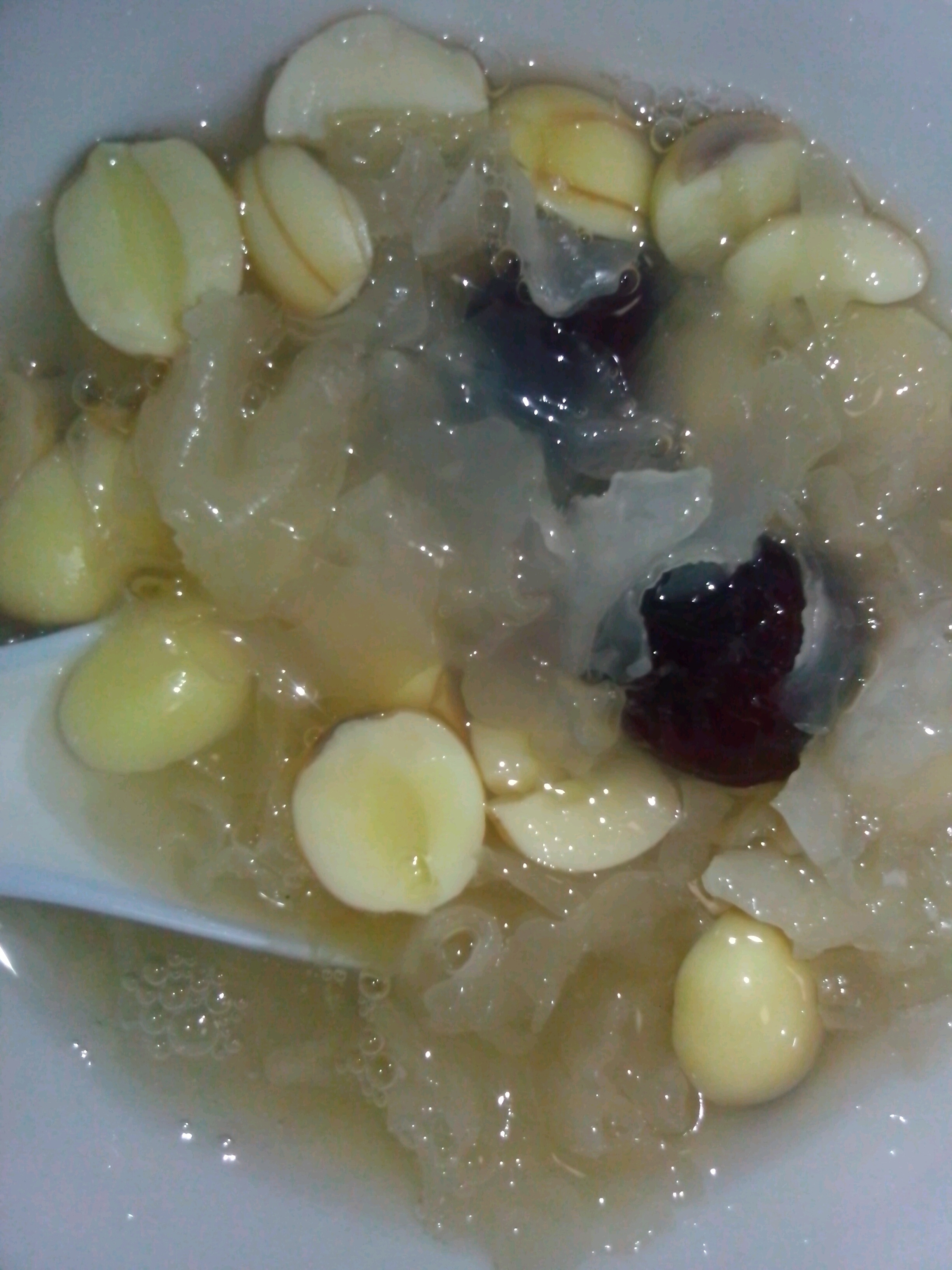 红枣莲子银耳汤