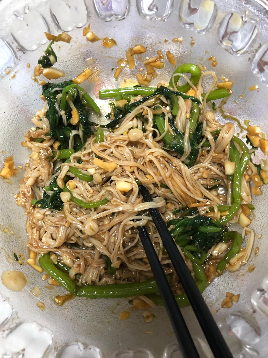 解馋减脂餐！酸辣开胃又下饭的菠菜拌金针菇