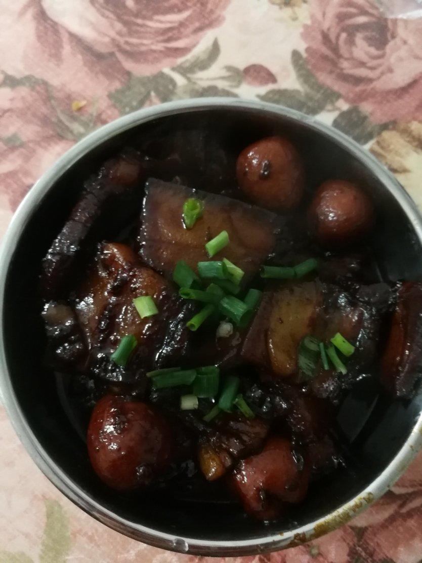 加了鹌鹑蛋后，这盘红烧肉，美味的逆天啦——鹌鹑蛋烧肉（孔瑶食谱）