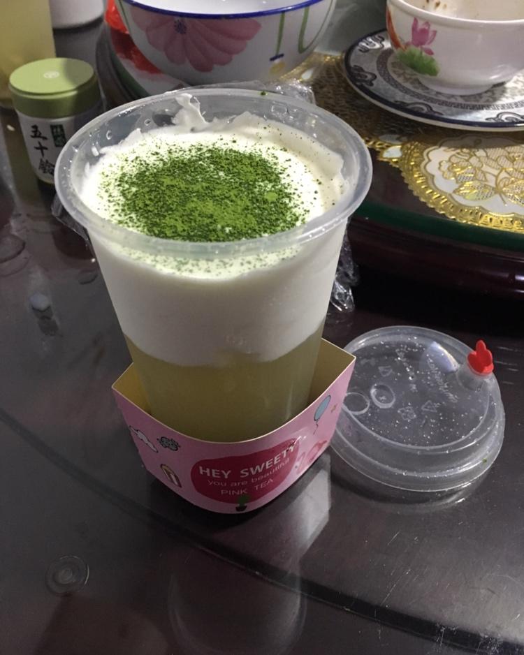 草莓海盐奶盖茶