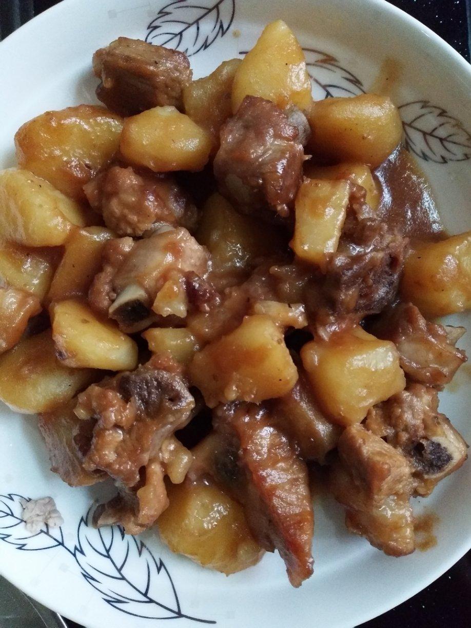 土豆焖排骨