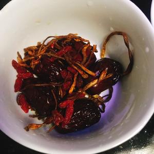 香菇木耳红枣枸杞虫草花蒸鸡肉的做法 步骤1