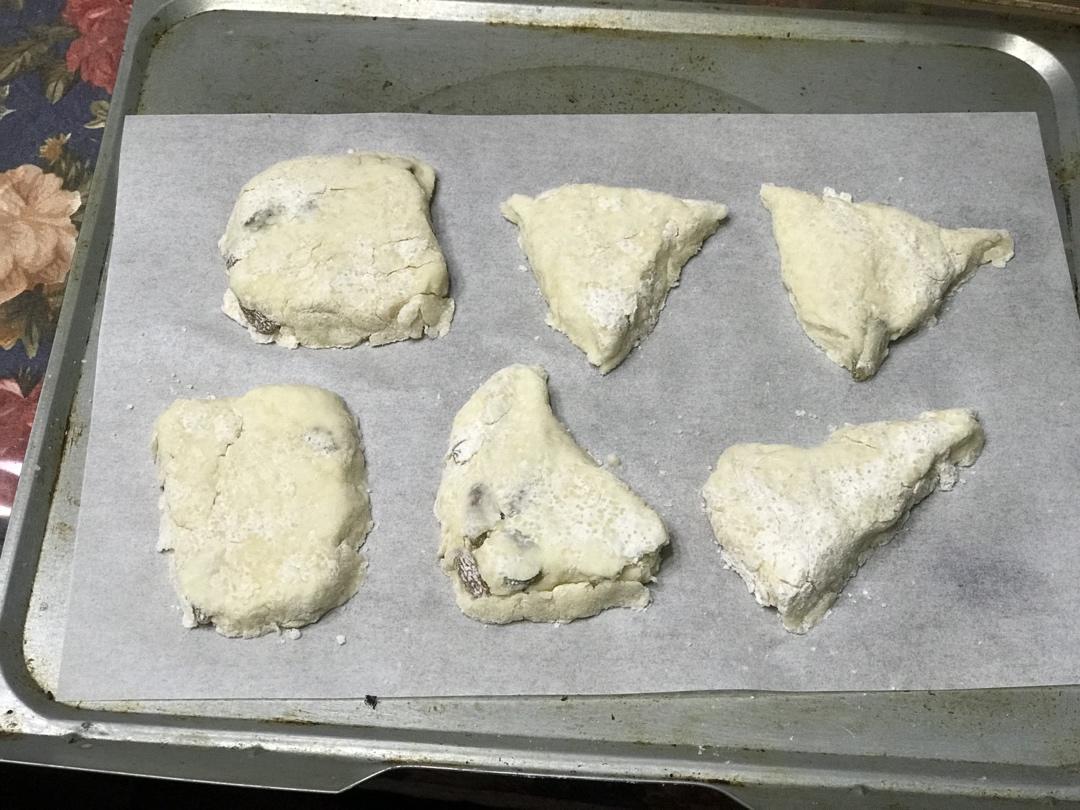 【视频】3分钟 奶油司康Scone(可能是世界上最快手的司康) 消耗淡奶油～
