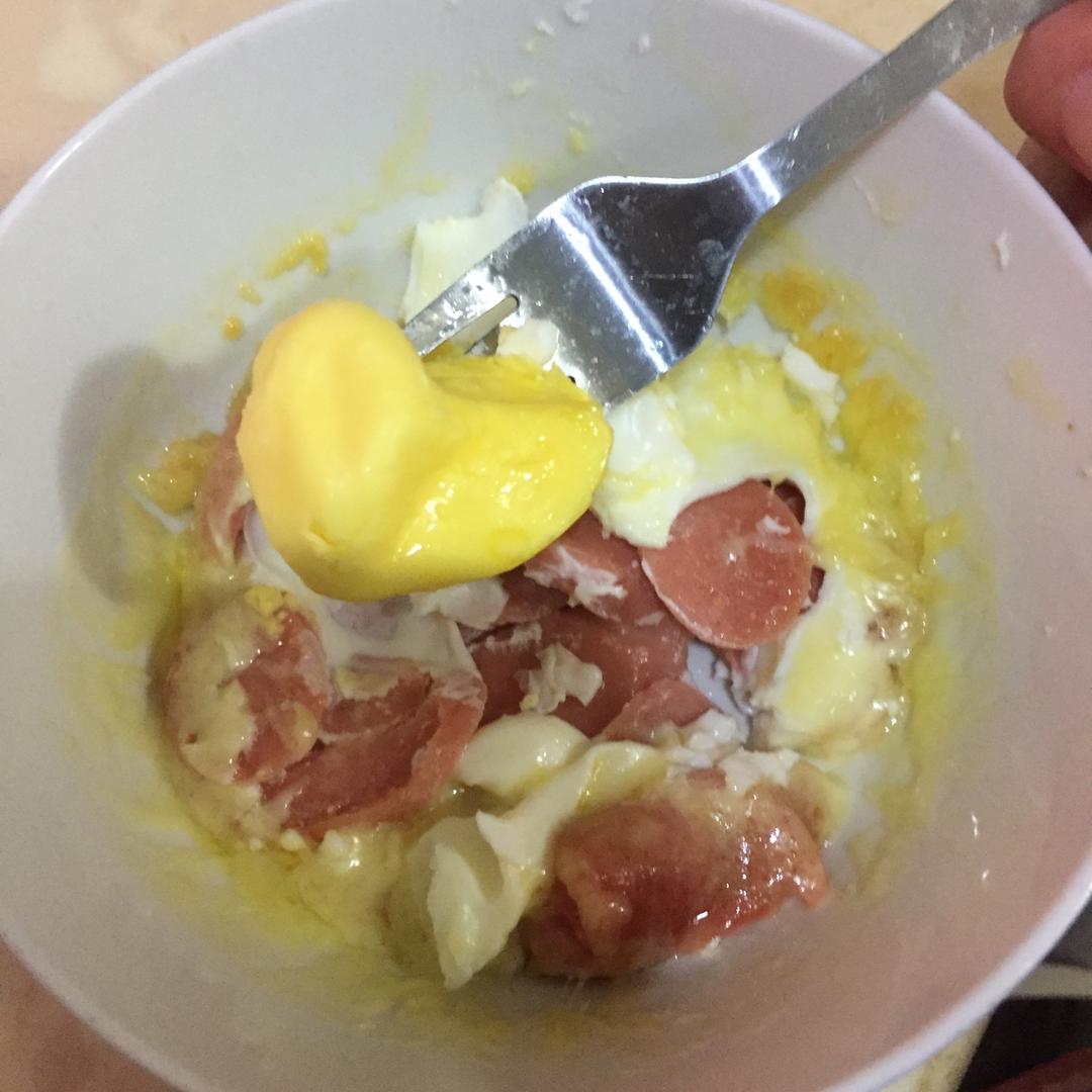 只需摆好材料去微波！惊艳全家的早餐端上桌：香肠奶酪烘蛋