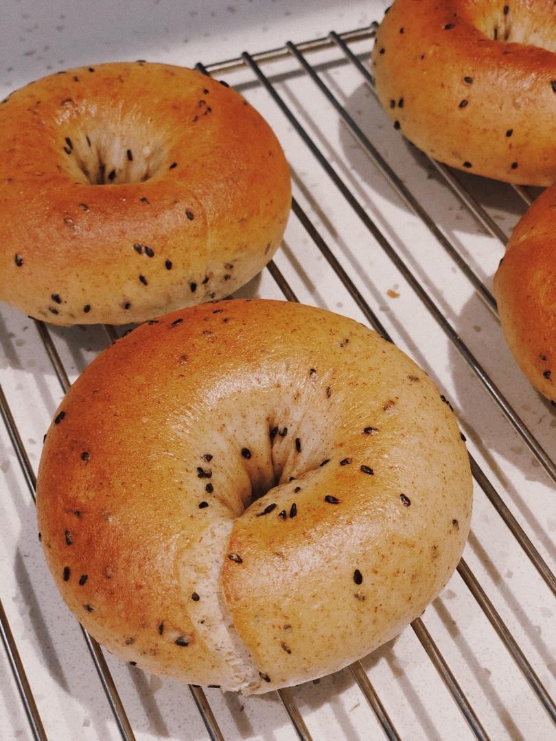 无油低糖的健康主食面包：芝麻贝果