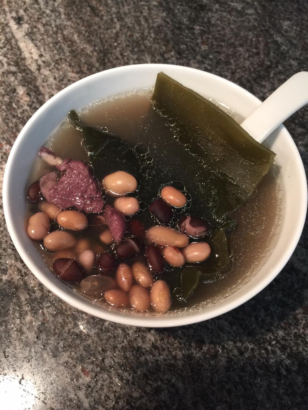 猪骨煲海带黄豆黑豆汤