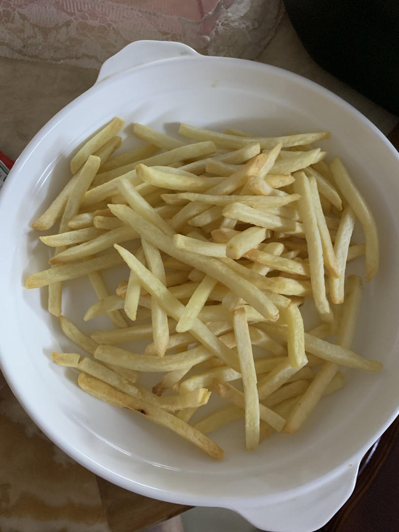 懒人快手版空气炸锅冻薯条肯德鸡的味道。