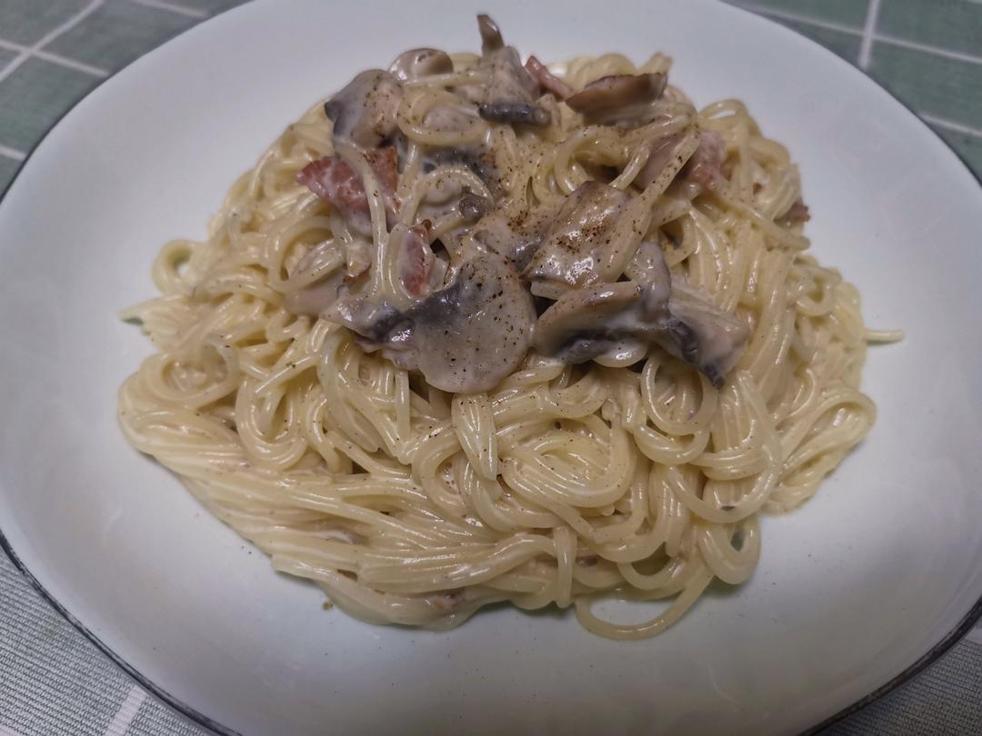 奶油培根蘑菇意面
