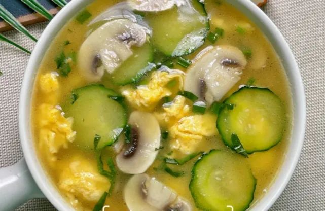冬天来一碗这样的白蘑菇鸡蛋汤，喝完浑身都舒服了的做法